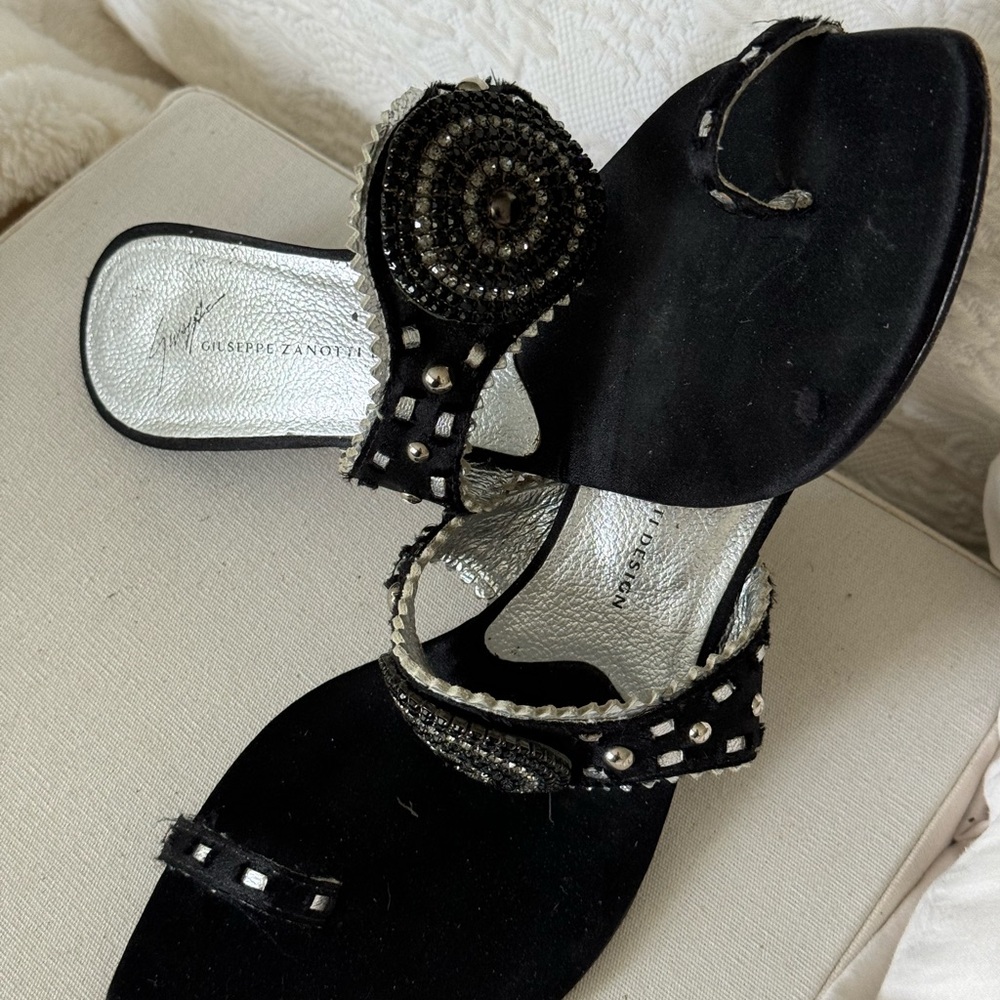 Giuseppe Zanotti - Black and bejeweled with toe loop and kitten heel sandals. - Picture 10 of 16